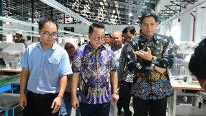 Bupati-Indramayu-Lucky-Hakim-saat-mengunjungi-pembangunan-pabrik-sepatu-121.jpg