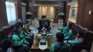 Bupati-Majalengka-Eman-Suherman-menerima-ojol-di-di-pendopo.jpg
