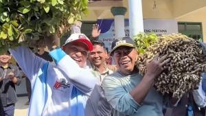Bupati-Majalengka-dan-Wabup-Dena-mengangkat-kacang-tanah.jpg