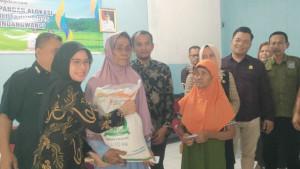 Bupati-Pangandaran-Citra-Pitriyami-kiri-memberikan-bantuan-beras.jpg