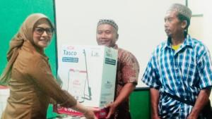 Bupati-Pangandaran-Citra-Pitriyami-menyerahkan-hand-sprayer.jpg