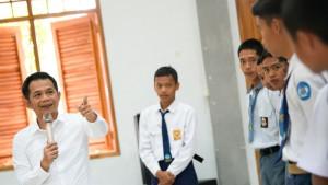 Bupati-Purwakarta-Saepul-Bahri-Binzein-bersama-siswa-yang-sebelumnya-pernah-masuk.jpg