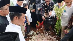 Bupati-Purwakarta-Saepul-Bahri-Binzein-saat-pemakaman-istrinya-Diny-Yuliani.jpg