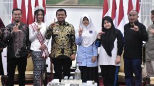 Bupati-Sumedang-Dony-Ahmad-Munir-menerima-para-pelajar-yang-terlibat-dalam-festival-literasi.jpg