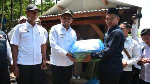 Bupati-Sumedang-Dony-Ahmad-Munir-menyerahkan-bantuan-bibit-ikan-gurame.jpg