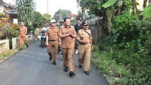 Bupati-Sumedang-Dony-Ahmad-Munir-saat-meninjau-ruas-jalan-Pasirhuni-Jingkang-dan-Jingkang.jpg