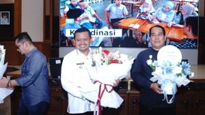 Bupati-Sumedang-membuka-resmi-Kick-off-UMKM-Naik-Kelas-yang-berlangsung-di-aula.jpg