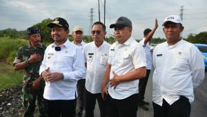 Bupati-Sumedang-tinjau-perbaikan-jalan.jpg