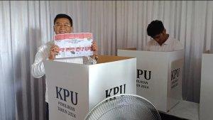 Calon-Wakil-Gubernur-Jawa-Barat-nomor-urut-4-Erwan-Setiawan-mencoblos.jpg