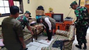Camat-memantau-pergerakan-tanah-yang-terjadi-di-Desa-Sukamaju-di-Majalengka.jpg