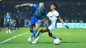 jabar/Ciro-Alves-melewati-pemain-Persik-b.jpg