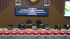 DPRD-Kota-Bandung-saat-rapat-paripurna-penerimaan-empat-Raperda-dari-Pemkot-Bandung.jpg