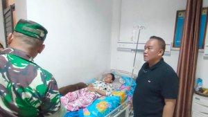 Dadang-Solihat-Bacabup-Pangandaran-menengok-siswa-yang-diduga-keracunan.jpg