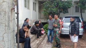 Deni-Supiana-Babinsa-Desa-Cibeusi-Sumedang-tengah-mengintrogasi-kurir.jpg