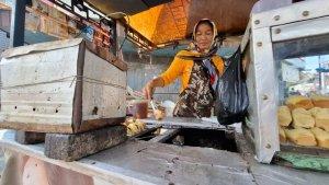 Dinar-Kamal-45-penjual-kue-balok-Ating-generasi-ketiga.jpg