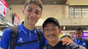 Direktur-Teknik-Persib-Bandung-Djadjang-Nurdjaman-kanan-bersama-bek-Persib-Federico-Barba.jpg