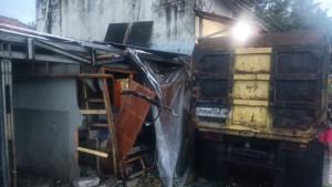 Dump-truck-yang-mengalami-kecelakaan-di-Jalan-Raya-Sumedang-Cirebon.jpg