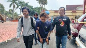 Eko-Rudianto-32-hanya-bisa-tertunduk-saat-digiring-di-Mapolresta-Bandung.jpg