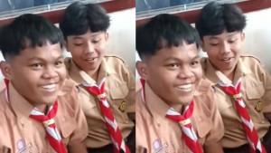 Enggar-kiri-saat-dirangkul-temannya-dalam-momentum-pemberian-sepatu.jpg