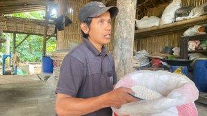 Entis-Sutisna-warga-Kampung-Adat-Cireundeu-Kota-Cimahi.jpg