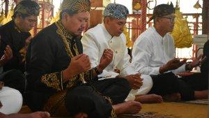 Forkopimda-Kabupaten-Sumedang-melaksanakan-prosesi-ziarah-di-antaranya-ke-Makam.jpg
