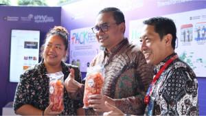 Foto-1-Direktur-Human-Capital-Management-Telkom-Henry-Christiadi-bersama-SGM-Social-Responsibility.jpg