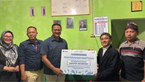 Foto-1-Penyerahan-Bantuan-Simbolis-kepada-Ketua-Yayasan-Dharma-Putra-Banokeling-Ritam.jpg