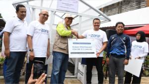 Foto-1-VP-Sustainability-Telkom-Gunawan-Wasisto-saat-menyerahkan-bantuan-berupa.jpg