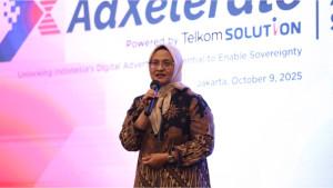 Foto-1-dan-2-Direktur-Utama-Telkom-Indonesia-Dian-Siswarini-saat-memberikan.jpg