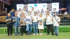 Foto-bersama-usai-penyerahan-grand-prize-mobil-New-Calya.jpg