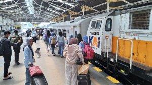 Foto-ilustrasi-keramaian-di-Stasiun-Cirebon-Kejaksan-saat-momen-hari-hari-besar.jpg