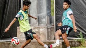 GELANDANG-Persebaya-Surabaya-Rachmat-Irianto-kanan.jpg