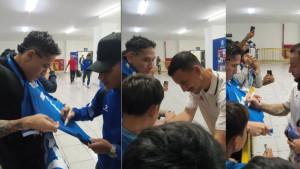 Ganindra-Bimo-minta-tanda-tangan-pemain-Persib.jpg