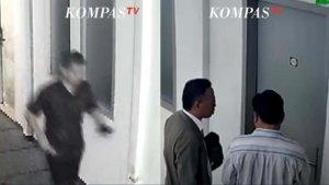 Gelagat-penjaga-kos-terekam-CCTV-di-area-TKP-diplomat-tewas-dicurigai-publik.jpg