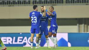 Gelandang-PERSIB-Luciano-Guaycochea-mer.jpg