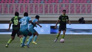 Gelandang-PERSIB-Tyronne-Del-Pino-berada-di-tengah-kepungan-pemain-PSBS.jpg
