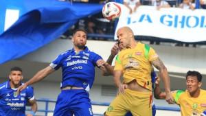 Gelandang-Persib-Bandung-Luciano-Guaycochea-Persebaya-Surabaya.jpg
