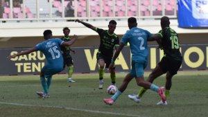 Gelandang-Persib-Bandung-Tyronne-Del-Pino-PSBS-Biak-2.jpg