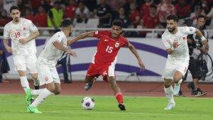 Gelandang-timnas-Indonesia-Ricky-Kambuaya-dikepung-pemain-Bahrain.jpg