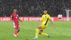 Gelandang-timnas-U23-Indonesia-asal-Persib-Bandung-Robi-Darwis-kiri-menendang-bola.jpg