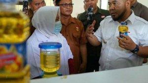 Gubernur-Bengkulu-Helmi-Hasan-memperlihatkan-minyak-goreng-Merah-Putih.jpg
