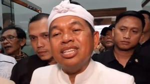 Gubernur-Jabar-Dedi-Mulyadi-memberikan-keterangan-kepada-wartawan.jpg