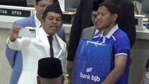 Gubernur-Jabar-Dedi-Mulyadi-menyerahkan-bonus-Rp-1-Miliar-u.jpg