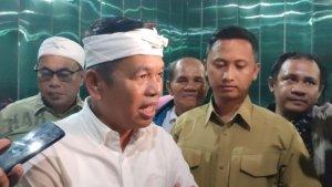 Gubernur-Jabar-Dedi-Mulyadi-saat-diwawancari-setelah-pertemuan-dengan-warga-Sukahaji.jpg