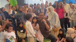 Gubernur-Jakarta-Pramono-Anung-saat-berbincang-dengan-murid-PAUD-di-Cilandak-Timur-Pasar-Minggu.jpg