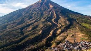 Gunung-Sindoro-dilihat-dari-Puncak-Bukit-Sikendil.jpg