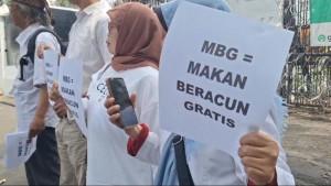 Guru-dan-orang-tua-siswa-melakukan-aksi-mendesak-polisi-MBG.jpg
