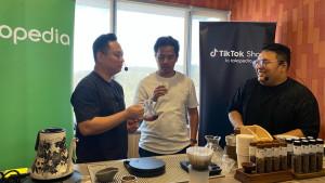 Hadi-Widodo-saat-membuat-kopi-di-Nyawang-La.jpg