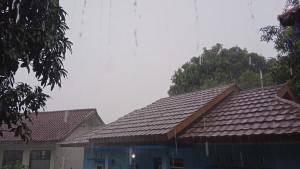 Hujan-deras-disertai-angin-kencang-mengguyur-wilayah-Jatinangor-Sumedang.jpg