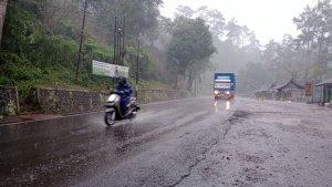 Hujan-deras-mengguyur-kawasan-jalan-Cadas-Pangeran.jpg